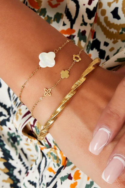 Bracelet with three different flowers