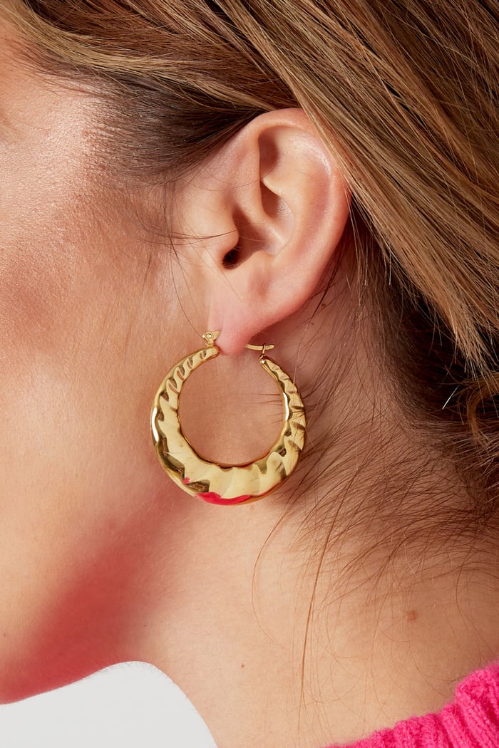 City earring with a twist