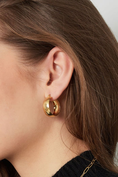 Round earring with small structure