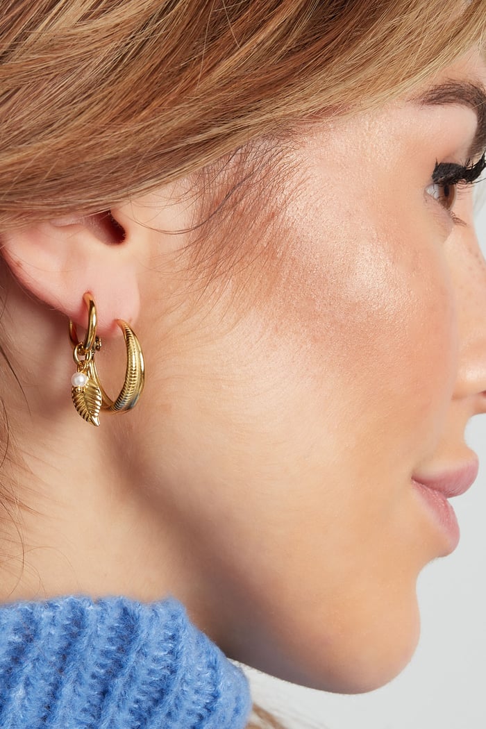 Leaf earrings with pearls