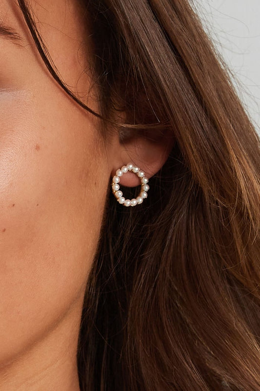 Round earring with pearls