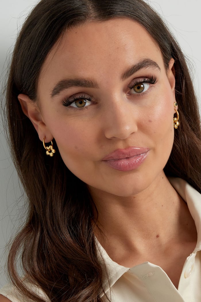 Basic flower charm hoop earrings