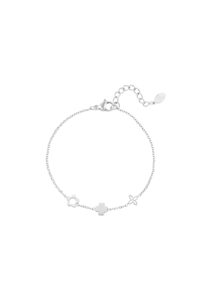 Bracelet with three different flowers