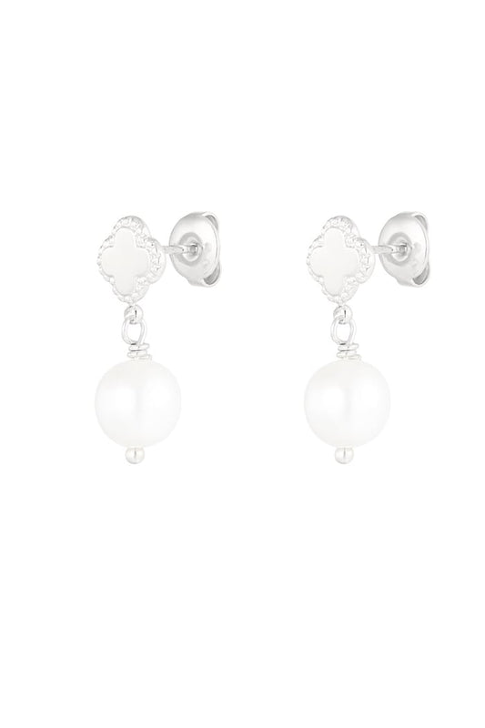 Earring with clover and pearl pendant