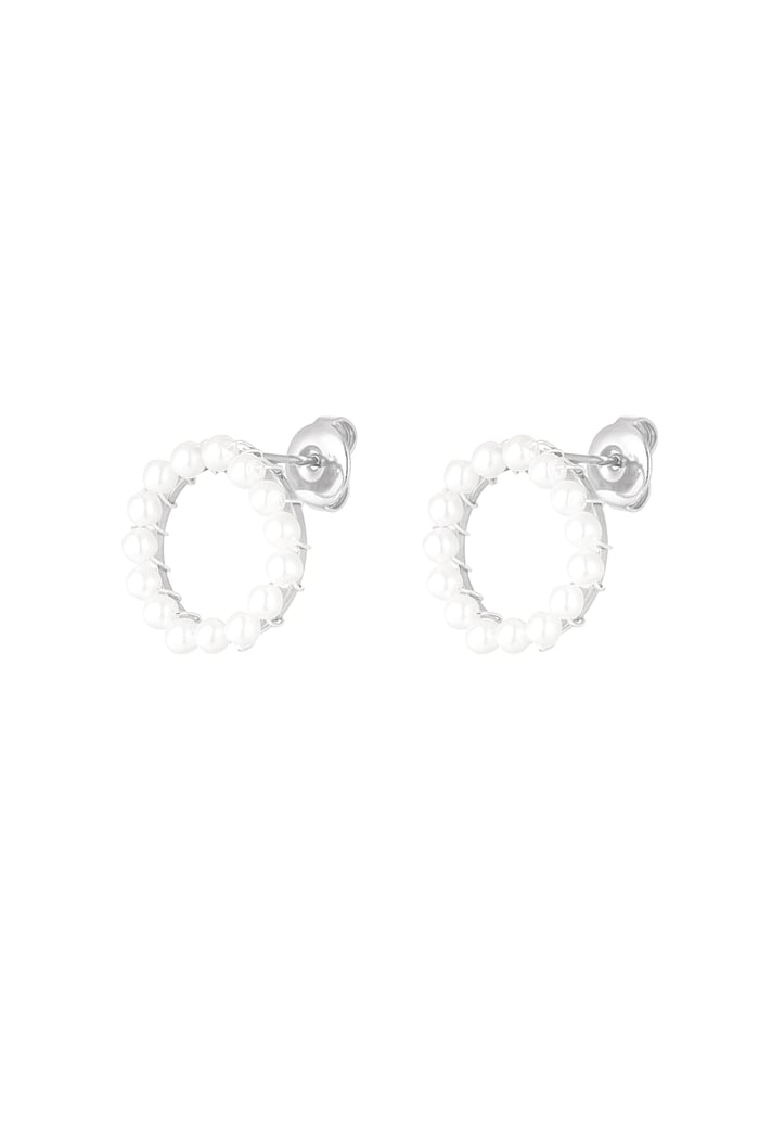 Round earring with pearls