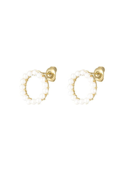 Round earring with pearls